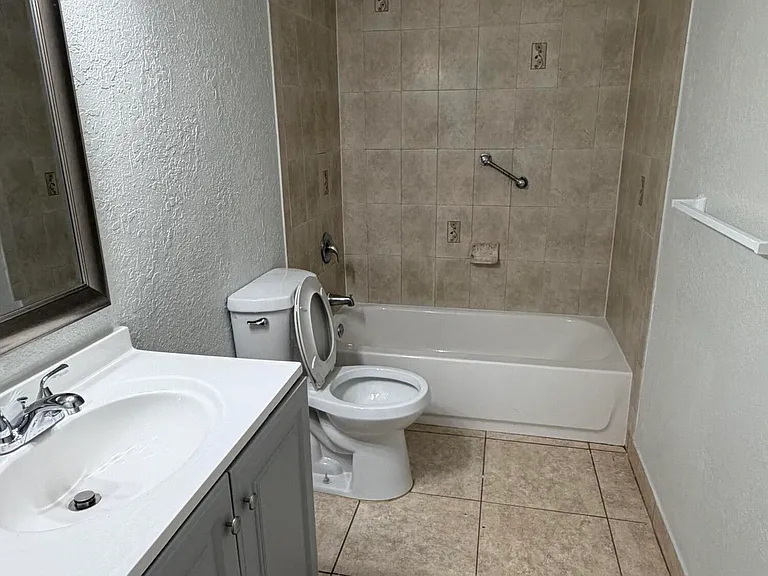 5572 SW 6th Ct — Photo 4