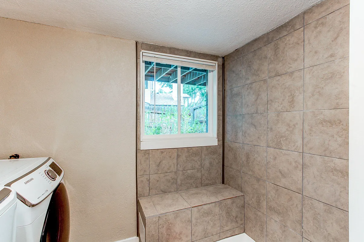 Photo 2 of 10 - S Moline Way - Aurora, CO Shared Bathroom with Laundry - S Moline Way