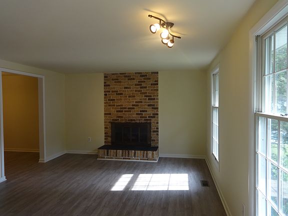 Family room w/fireplace