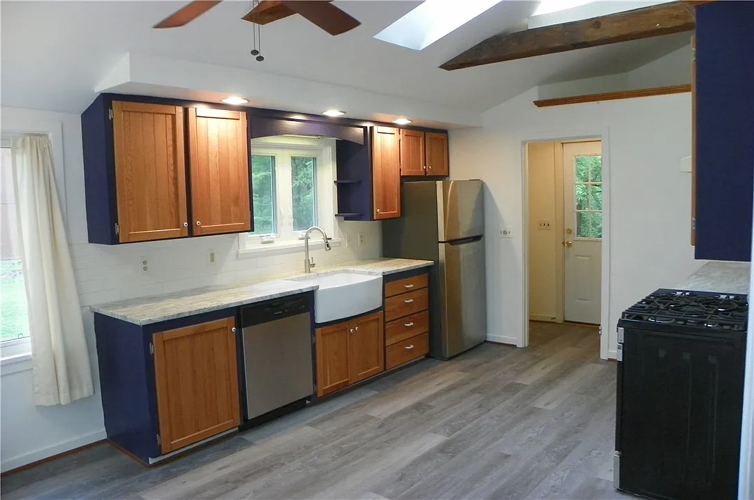 3 bed, 2.0 bath, 1403 sqft, $2,900 — Photo 4