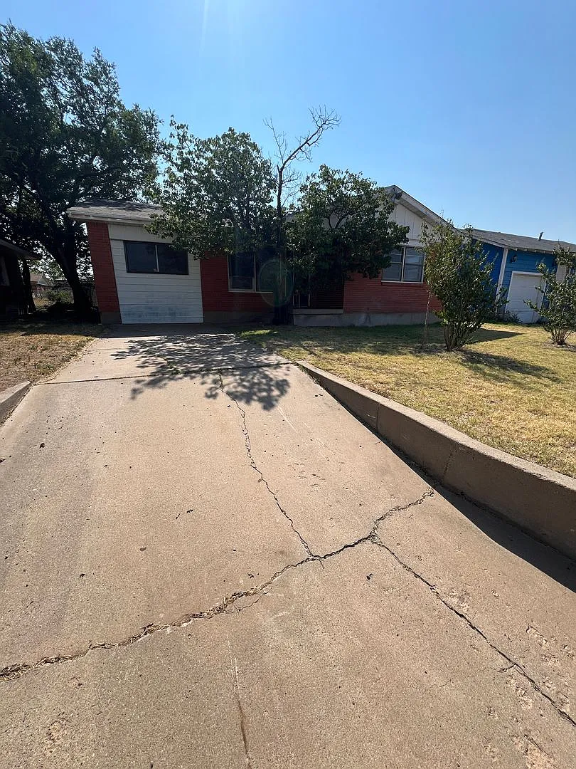 4 bed 1.5 Bath — Photo 1