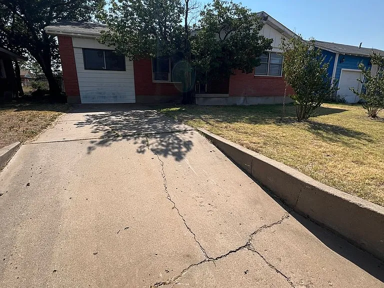 302 N Forest St — Photo 1