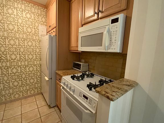 5th image of 27010 Grand Central Pkwy APT 28Z