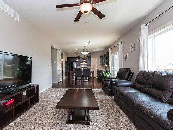 3rd image of 909 NW 31st St