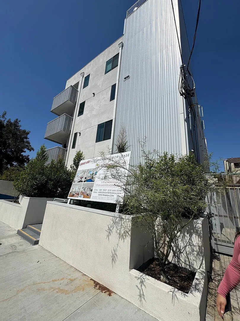 Photo 1 of 18 - 132 Rosemont Ave #302 - Los Angeles, CA Primary Photo - 132 Rosemont Ave #302