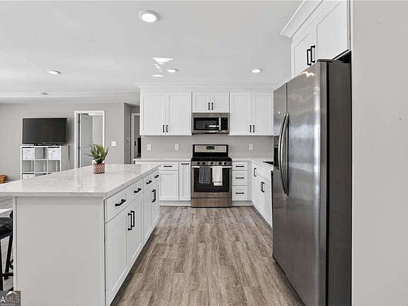 3rd image of 2535 Lakewood Ave SW