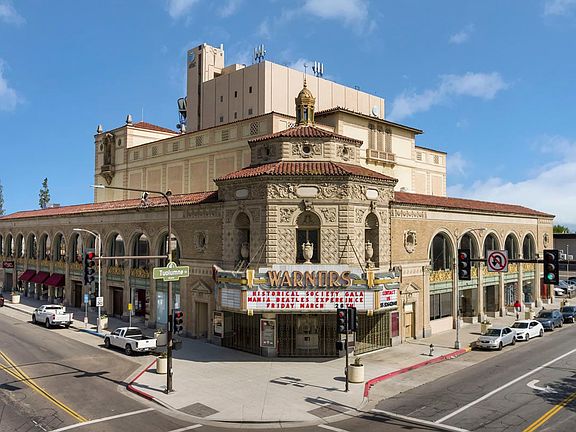 Minutes to Warnors Theater in downtown Fresno
