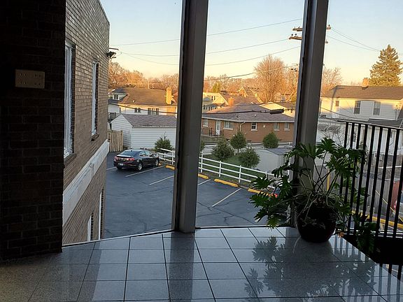 4th image of 1702 Washington St Ste 203