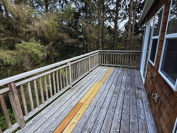 5th image of 6106 NE Oar Dr
