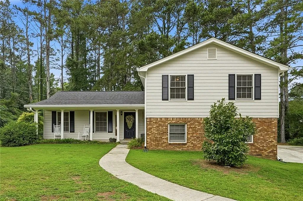 3 bed, 2048 sqft, $2,400 — Photo 1