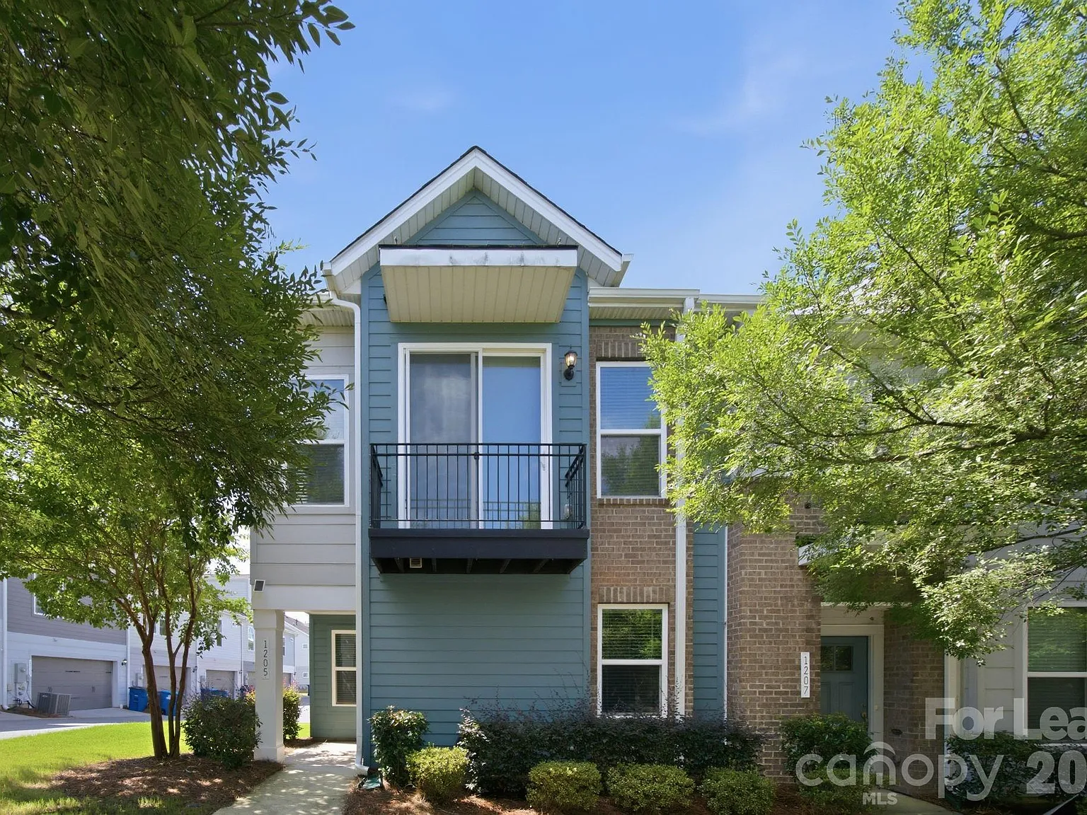 3 bed, 2.5 bath, 1459 sqft, $2,400 — Photo 2
