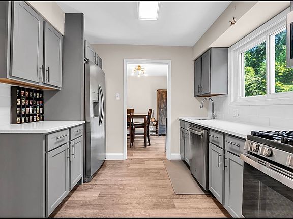 2nd image of 35 Chicory St