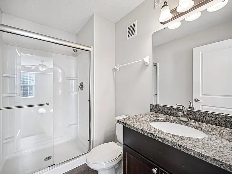 Latham Apartments — Photo 30