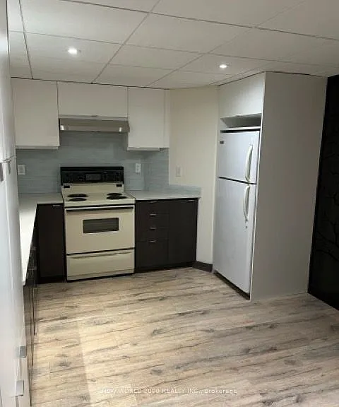 21 Flamingo Cres #2 — Photo 3