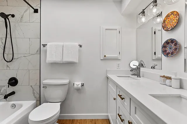 Master bath with dual sink