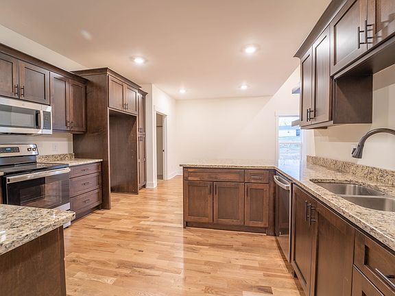 5th image of 2094 Beverly Ct