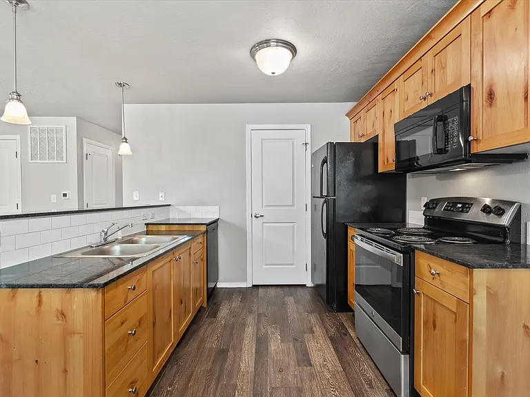Creekside Apartments — Photo 19