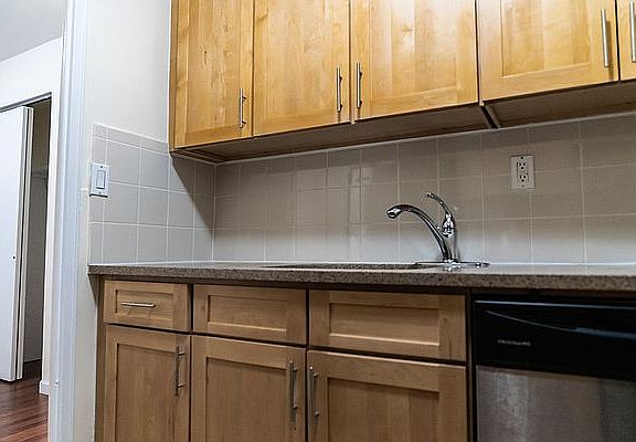 4th image of 10420 Queens Blvd APT 20E