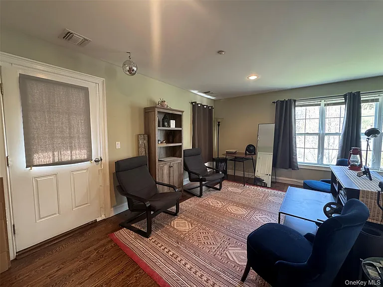 907 Main St — Photo 10