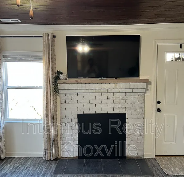 1104 E Hendron Chapel Rd — Photo 4