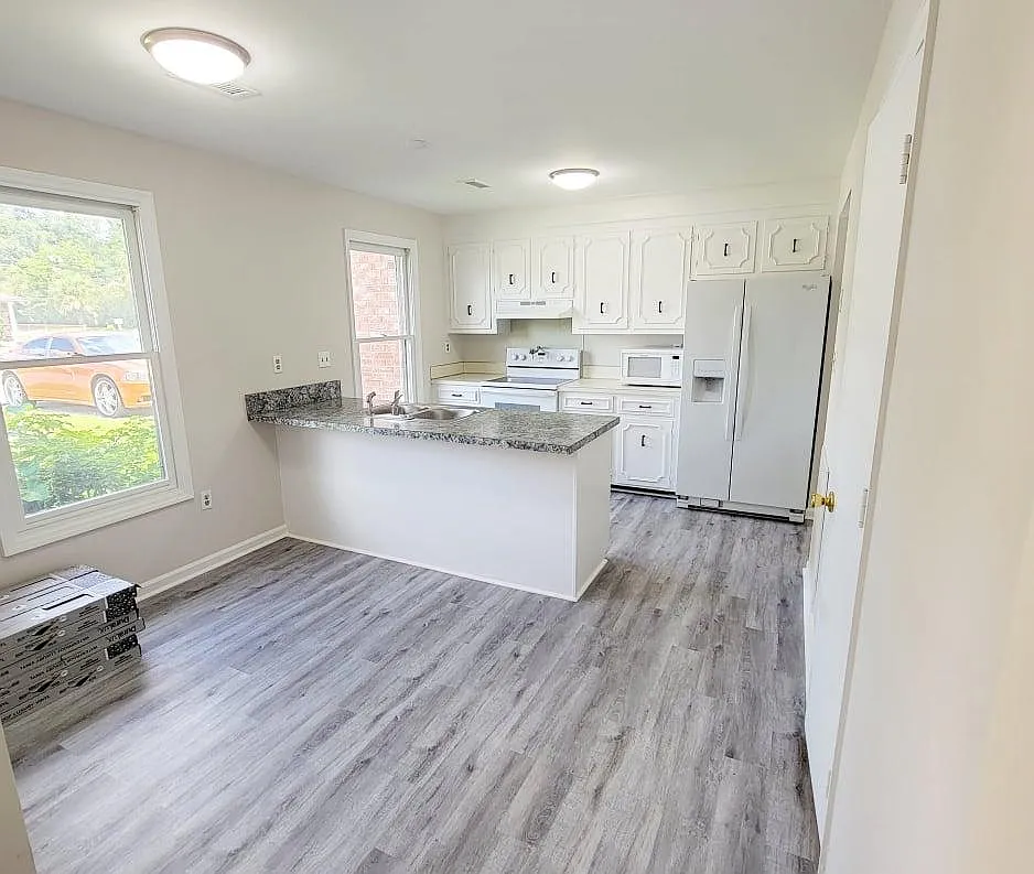 3 bed, 1296 sqft, $2,100 — Photo 4