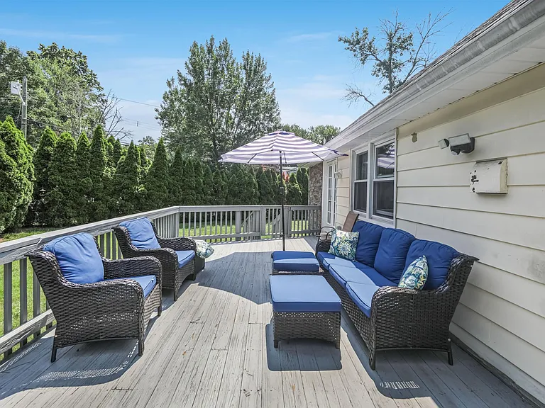 122 Village Cir W — Photo 17