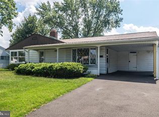 25 Garden Ln, Levittown, PA 19055