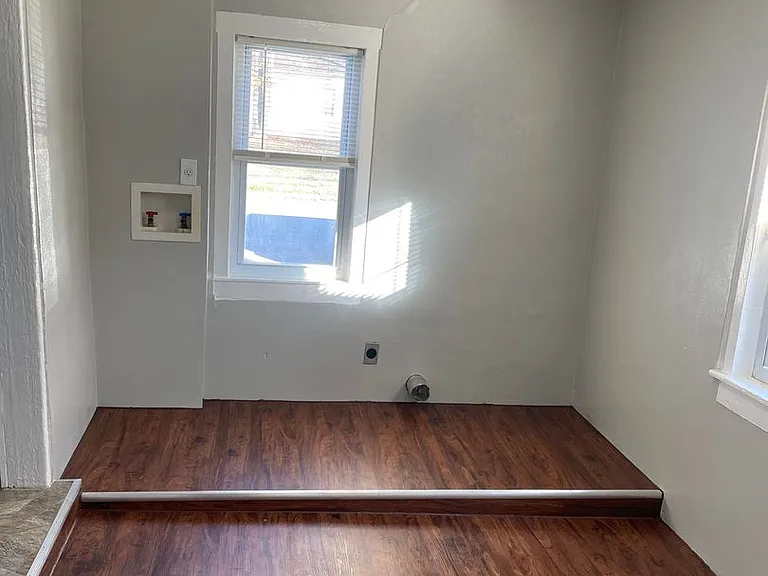 122 E State St — Photo 5