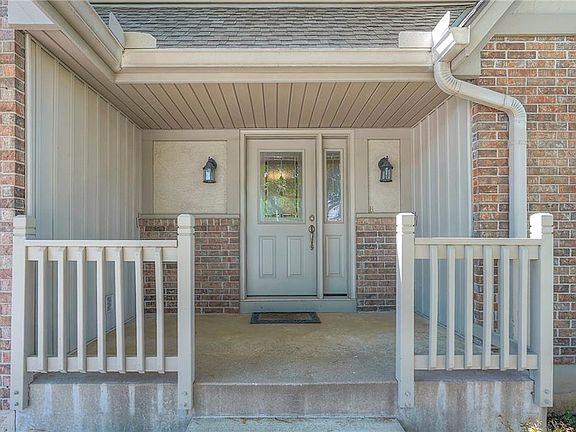 4th image of 513 NE Victoria Dr