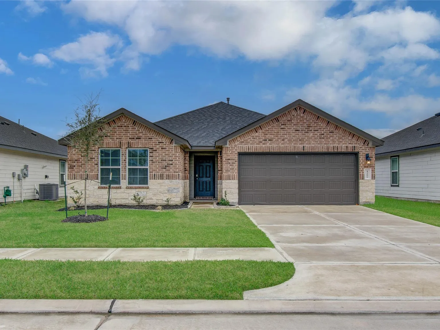4 bed, 2.0 bath, 2002 sqft, $2,450 — Photo 2