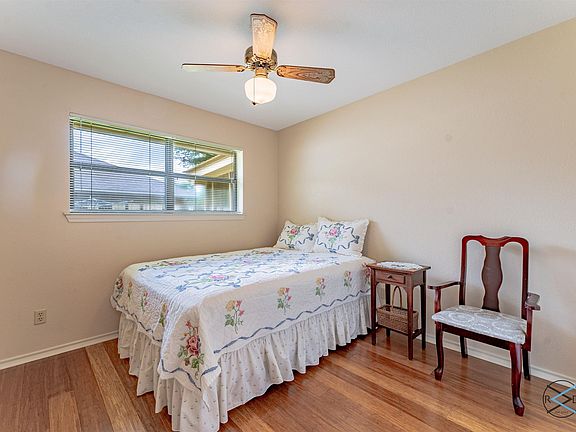 3rd image of 765 Southwood Dr