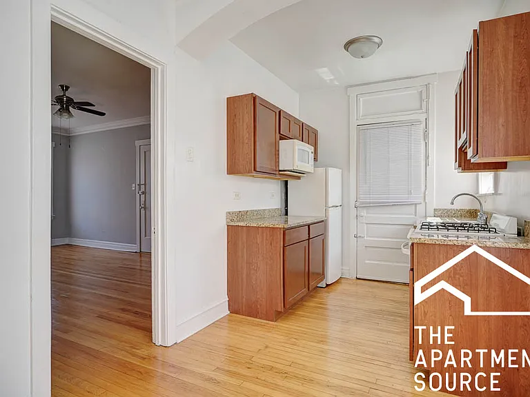 4402 N Rockwell St #3 — Photo 2