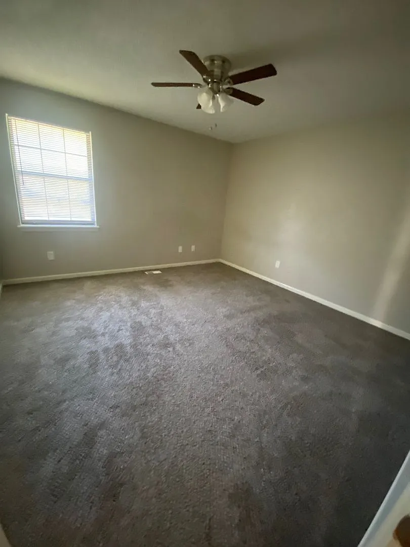Spacious 3-Bedroom Split-Level Duplex on a Quiet Lee's Summit Cul-de-Sac — Photo 3