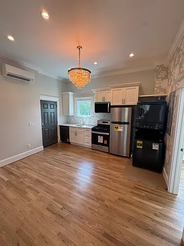 688 King St Photo 1