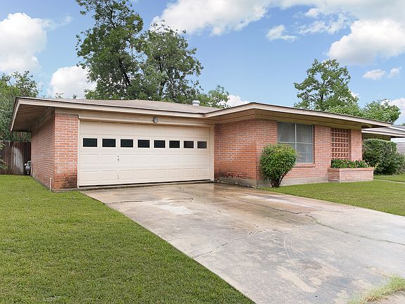 3rd image of 107 Pinewood Ln