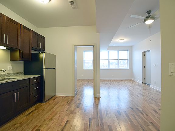 4th image of 3804 W Montrose Ave #302