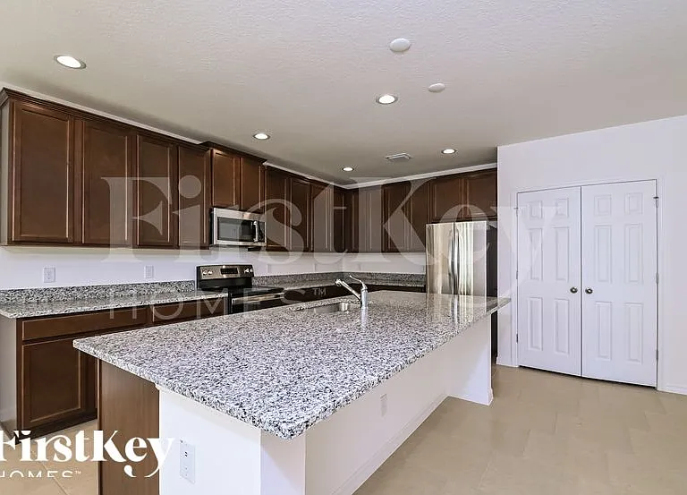 900 Avenal Ln — Photo 6