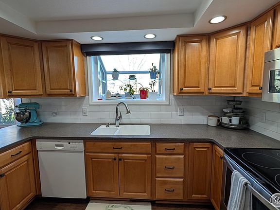 5th image of 231 E 4th Ave