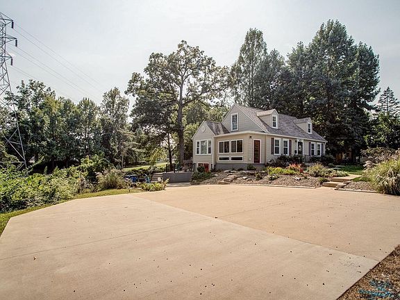 3rd image of 642 Roosevelt Dr