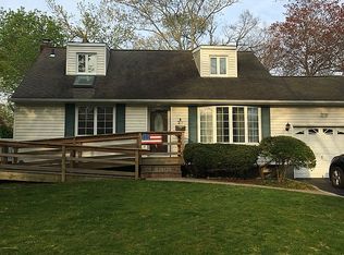 27 Crescent Pl, Smithtown, NY 11787