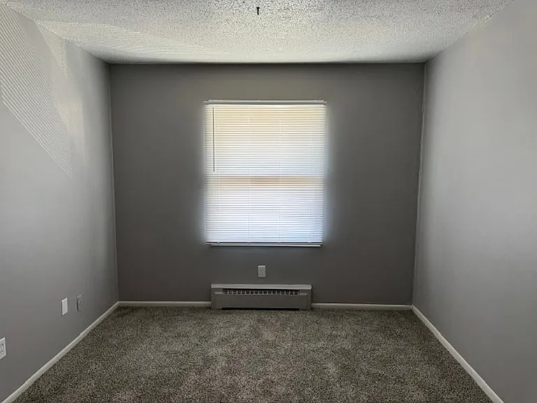 307 N Prairieview Rd — Photo 8