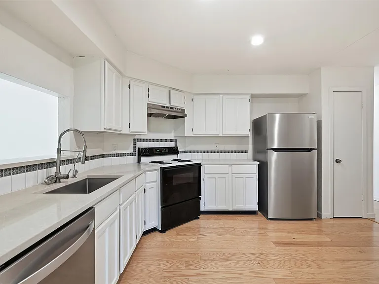214 Glen Haven Ct — Photo 10