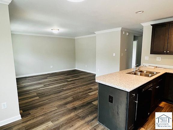 3rd image of 602 Emanuel St