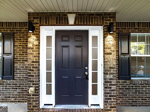3rd image of 596 Vaughan Dr
