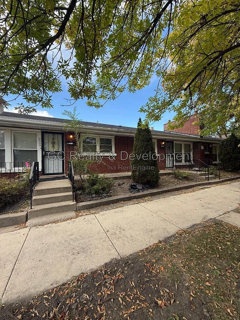 2 bed, 1.0 bath, 744 sqft, $1,275 — Photo 1