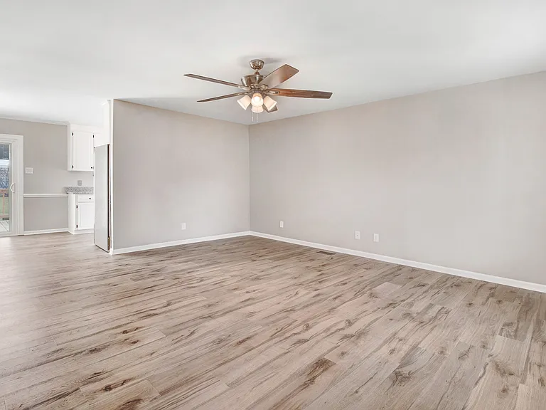 303 Wanda Dr — Photo 9