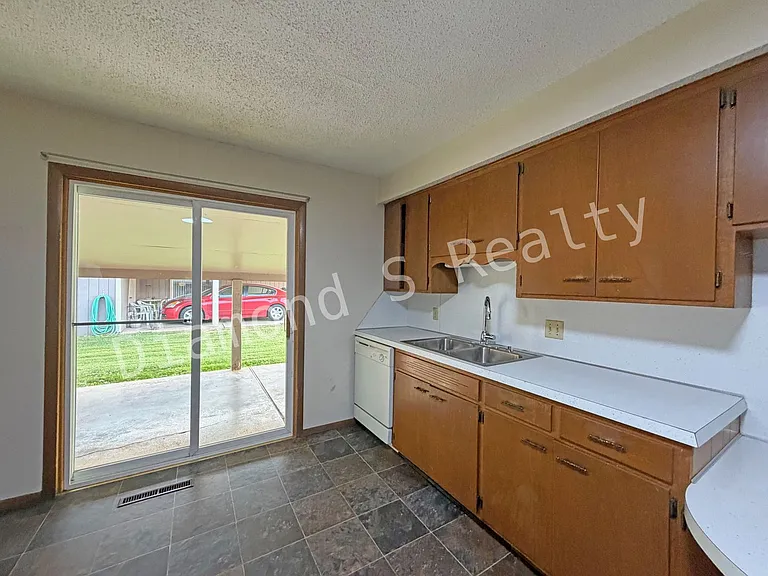 2545 S South Pl #B — Photo 6