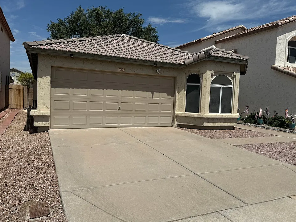 3236 E Kerry Ln