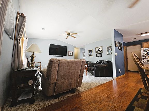 3rd image of 133 Fieldstone Ln