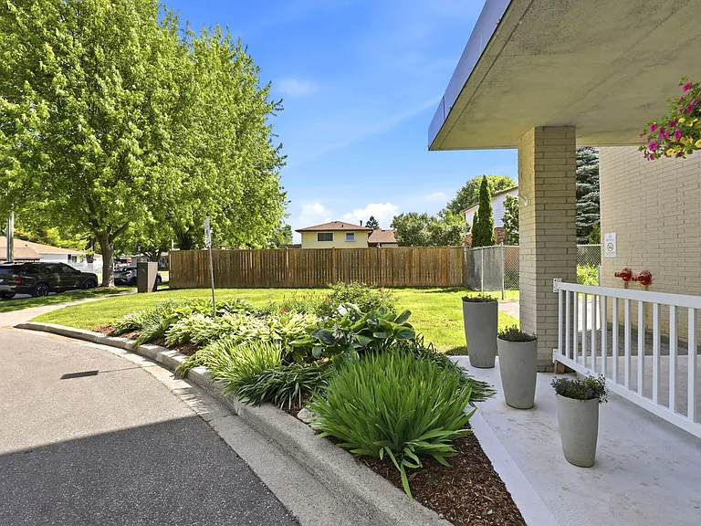 100 McFarlane Ave — Photo 31
